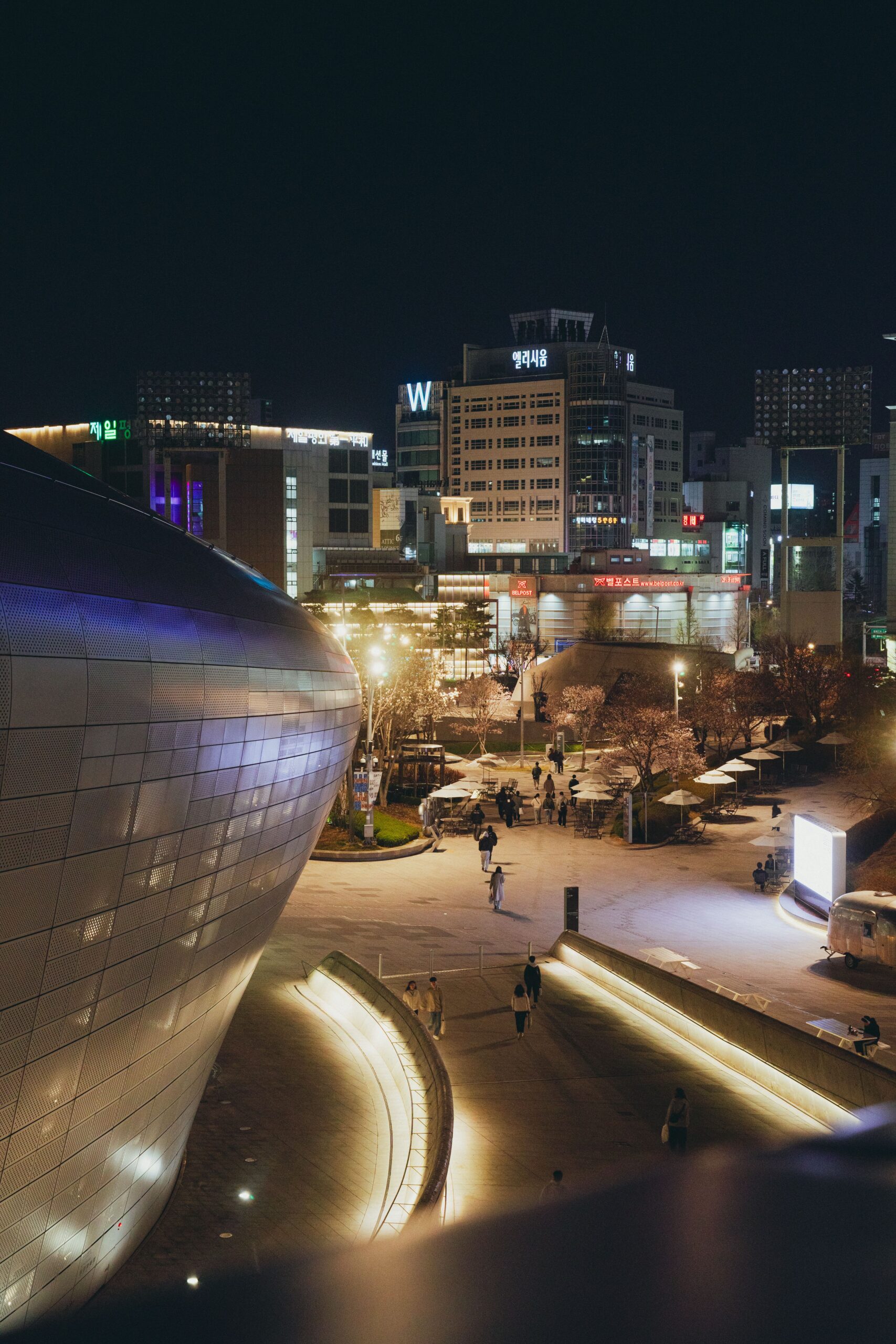 Dongdaemun Design Plaza DDP and Dongdaemun at night in Seoul